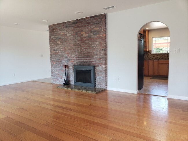 Foto del edificio - Beautiful Remodeled 3x2 Home in Sunland Pa...