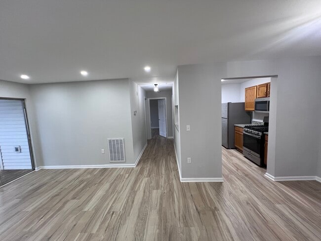 Building Photo - 6632 Lake Park Dr