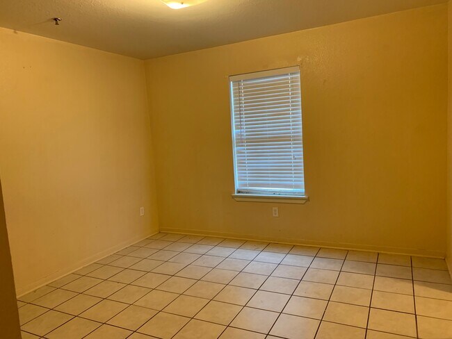 Building Photo - 1011 Rayburn Dr