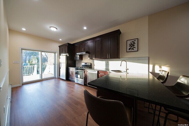 Foto del edificio - 84-24 Little Neck Pkwy