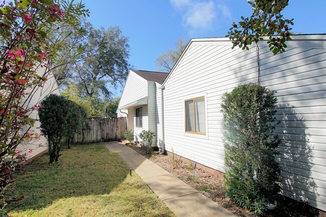 Building Photo - Central Niceville Location