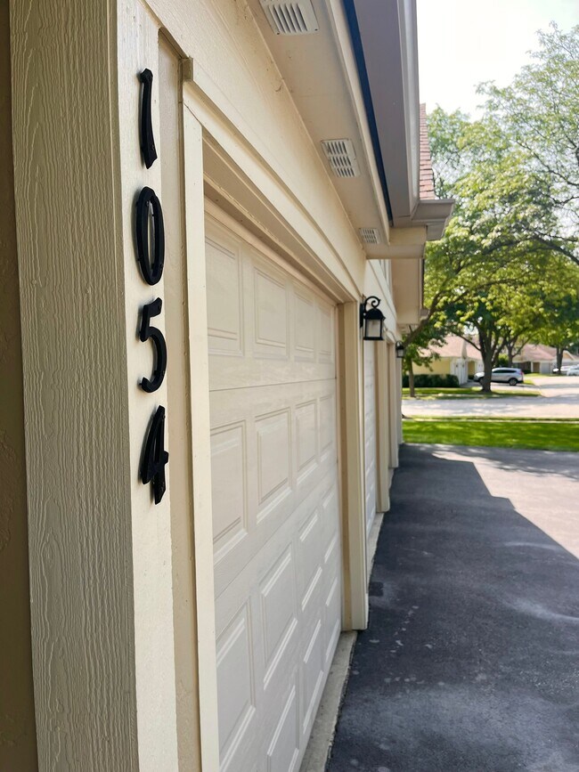 Foto del edificio - 1054 Deerpath Ct