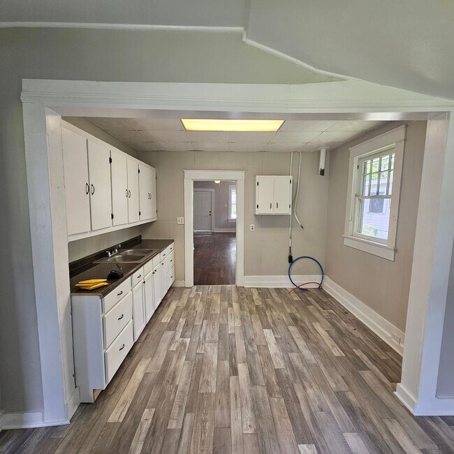 Building Photo - Beautifully Renovated 3 Bedroom 1 Bath Home