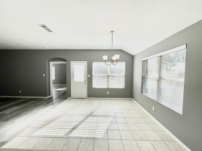 Foto del edificio - 1242 E Powell Ave