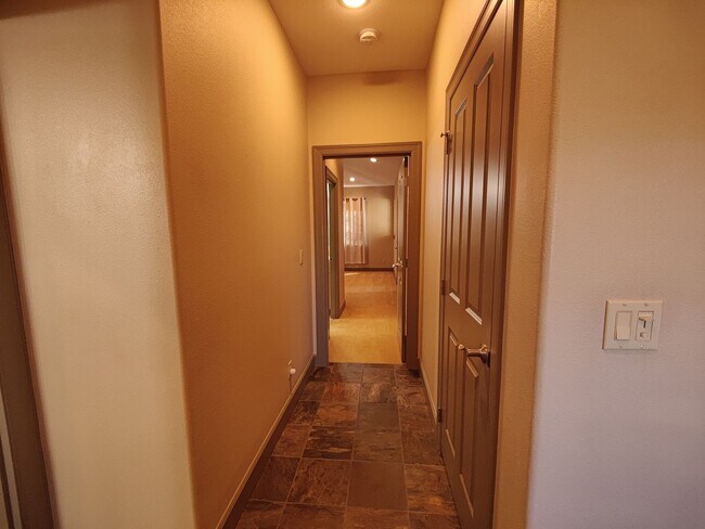 Foto del edificio - Single Level 4 Bedroom 3 Bath Beauty