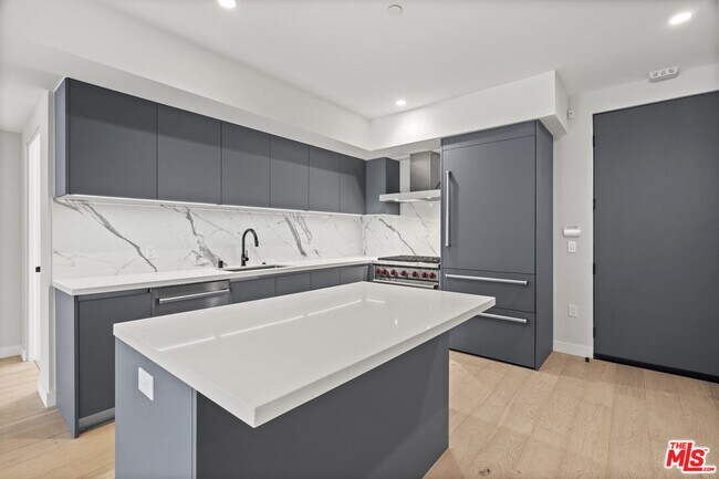 Foto del edificio - 825 N Croft Ave
