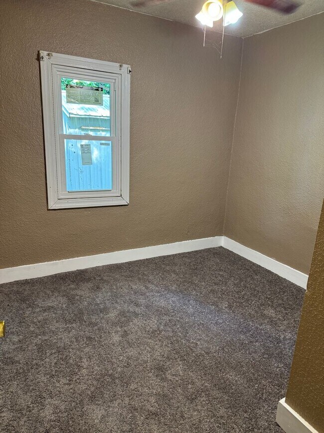 Building Photo - 2 bed 1 bath home, $1050.00 Near Bunn Park