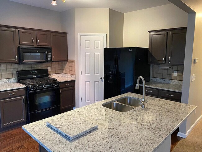 Foto del edificio - AVAILABLE 06/15 to MOVE IN!