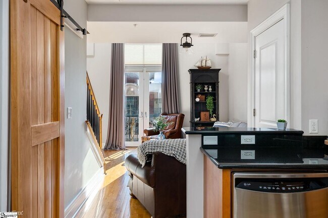 Building Photo - 1 br, 1 bath Condo - 111 E McBee Ave Unit 302