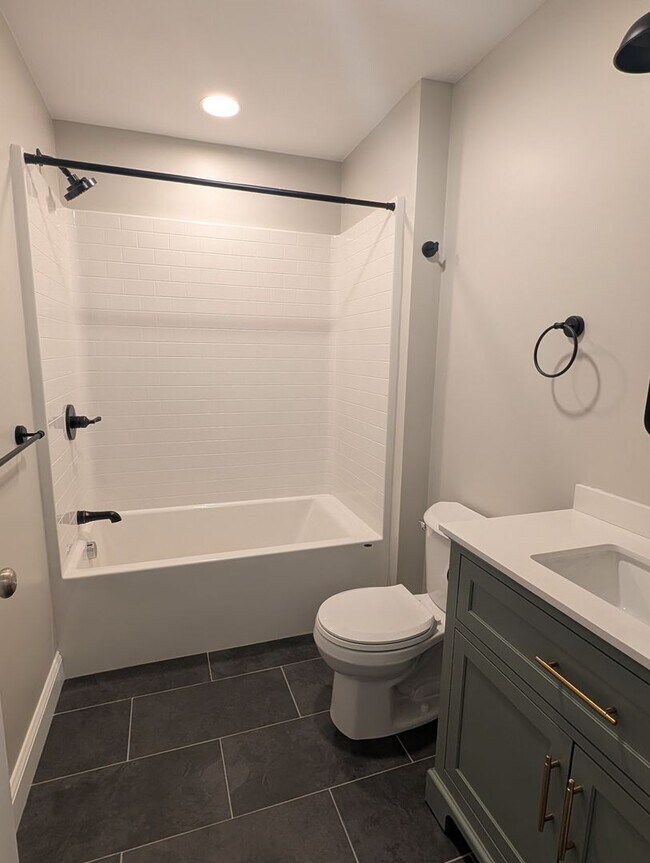 Building Photo - 398 Sutton St