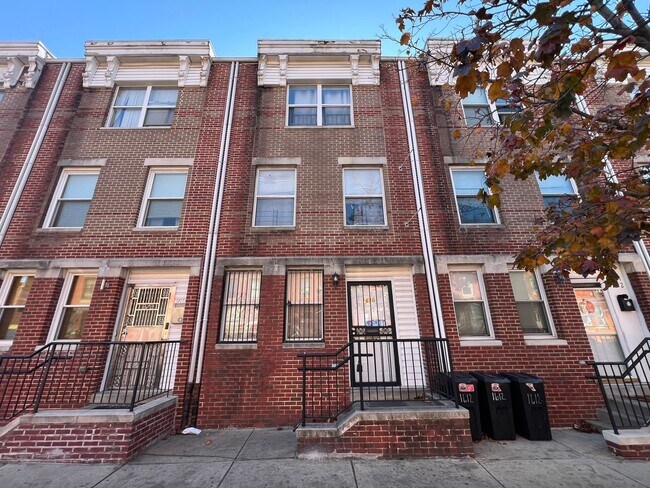 Foto del edificio - Stunning 4-Bedroom Townhome with Parking Spot Near Temple University! Available August 2026!