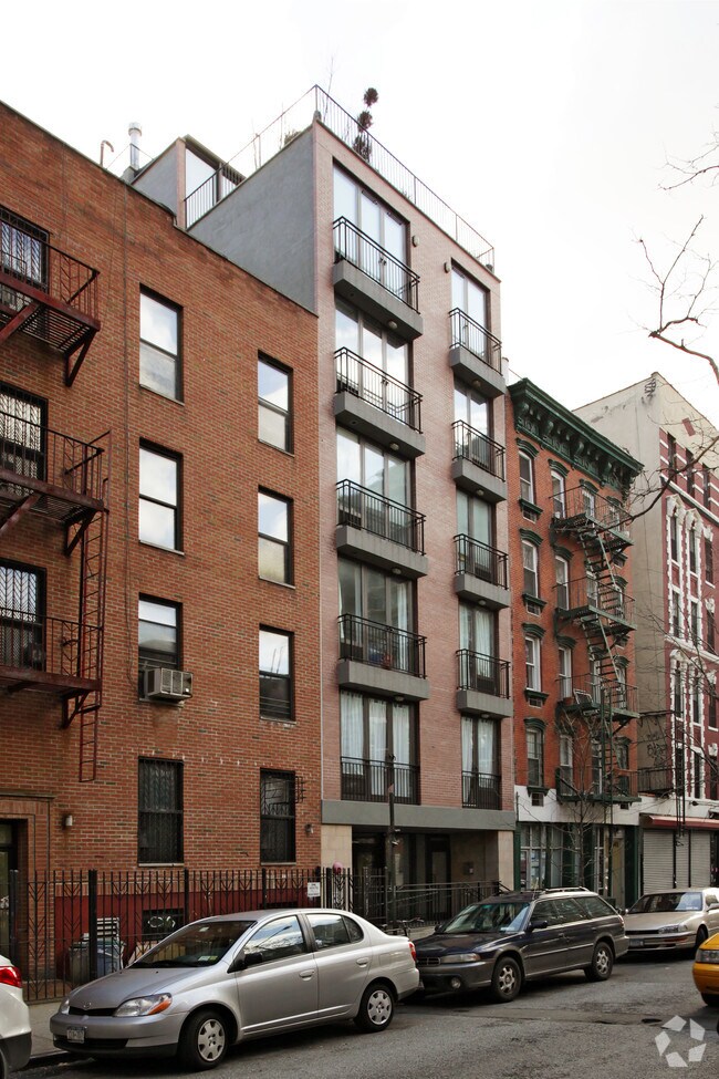 Building Photo - 643 E 11th St