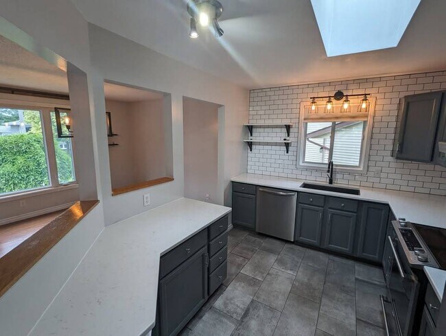 Building Photo - 24 Loraine Ave