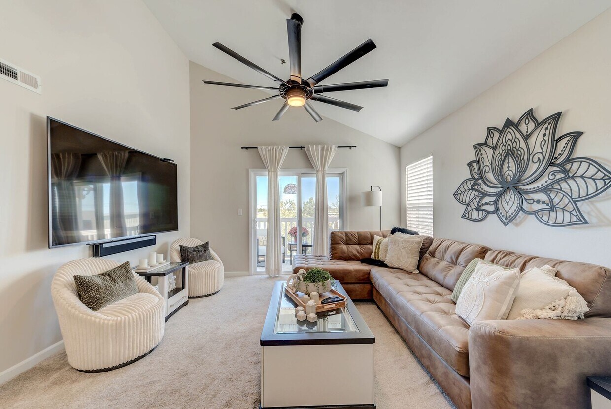 Foto principal - Tastefully updated 2-bedroom, 2-bath condo