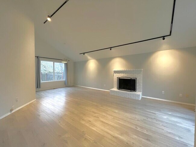 Building Photo - 885 SE 58th Ave
