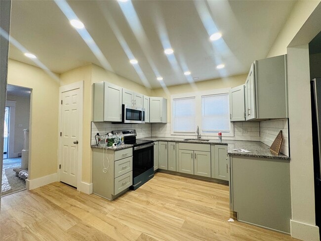 Building Photo - 202 Cleveland Ave