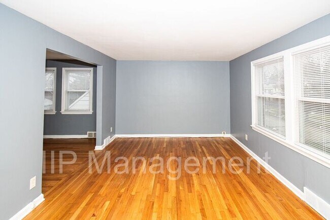 Foto del edificio - Super Nice 2BR 1BA Upper Unit in South Euc...