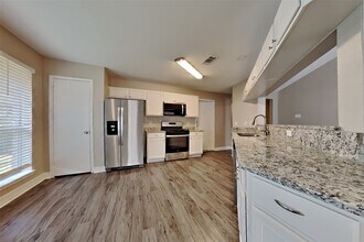 Building Photo - 2402 Pine Cone Dr