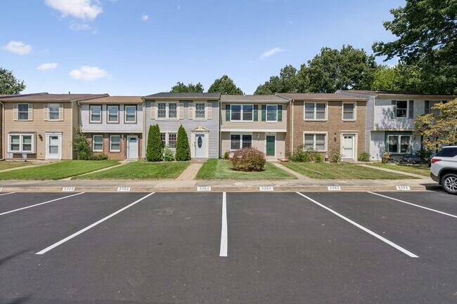Building Photo - This inviting two-level townhome is perfec...