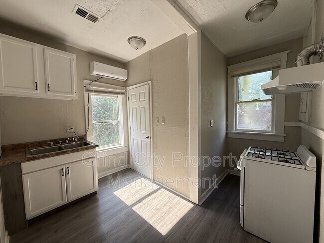 Building Photo - 997 S Willett St