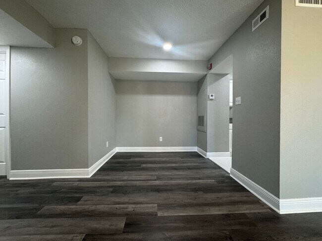Building Photo - Newly Renovated 2/1 Condo ~ Gated Community near Tuskawilla!