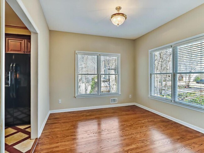 Building Photo - 2555 Highland Pointe Dr