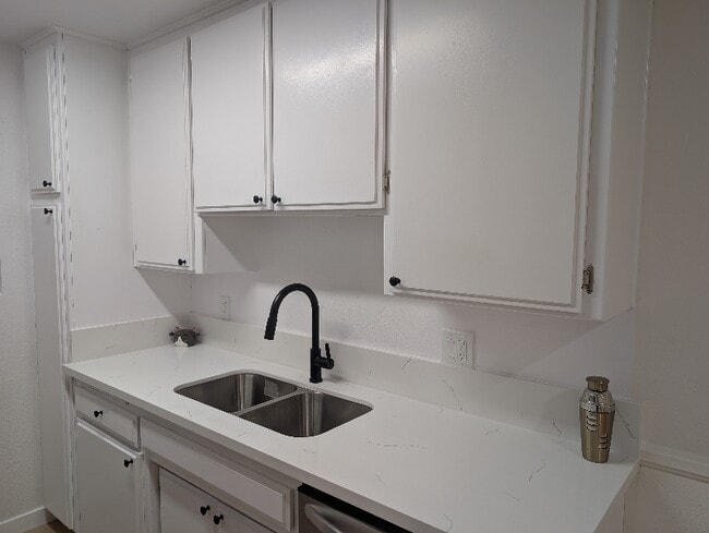 Building Photo - 11007 Hartsook St