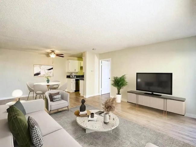 Foto del edificio - 7301 Florence Ave