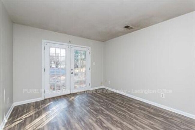 Foto del edificio - 3736 Camelot Dr