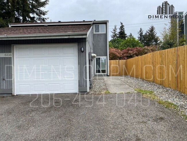 Building Photo - Stunning Renovated 2BR/1.5BA Duplex with A...