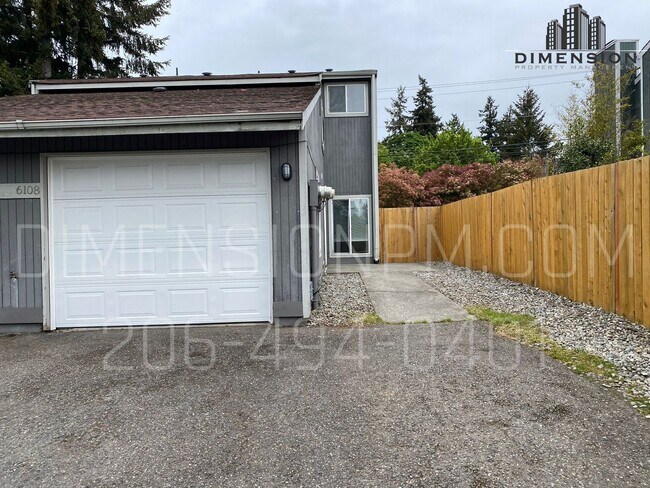 Foto del edificio - Stunning Renovated 2BR/1.5BA Duplex with A...