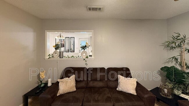 Building Photo - 738 Carondelay Dr