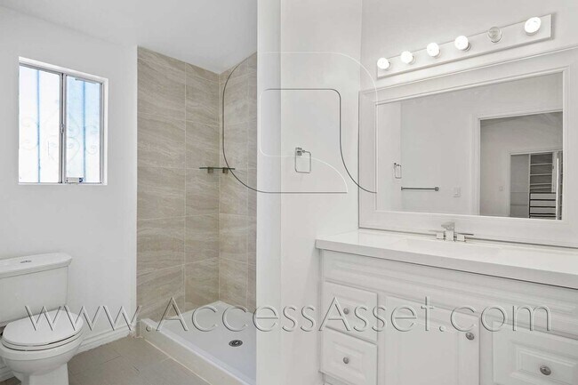 Foto del edificio - Spacious 3-Bedroom Torrance Home with Private Yard & Modern Interior