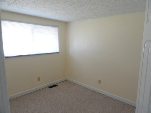 Building Photo - 318 Maple St