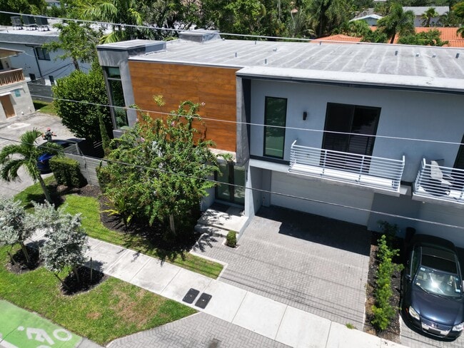 Foto del edificio - 925 NE 6th St