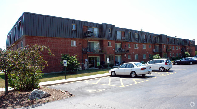 Building Photo - Fairway Greens Apartments