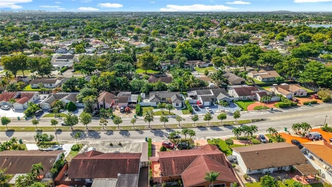 Foto del edificio - 5874 NW 199th St