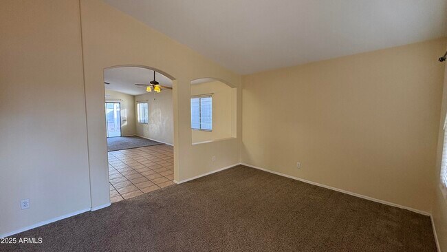 Foto del edificio - 13002 W Hearn Rd