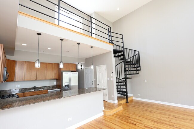 Building Photo - 815 S Western Ave