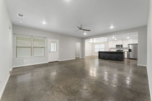 Building Photo - Spacious Farmhouse style 5BR House in Temp...