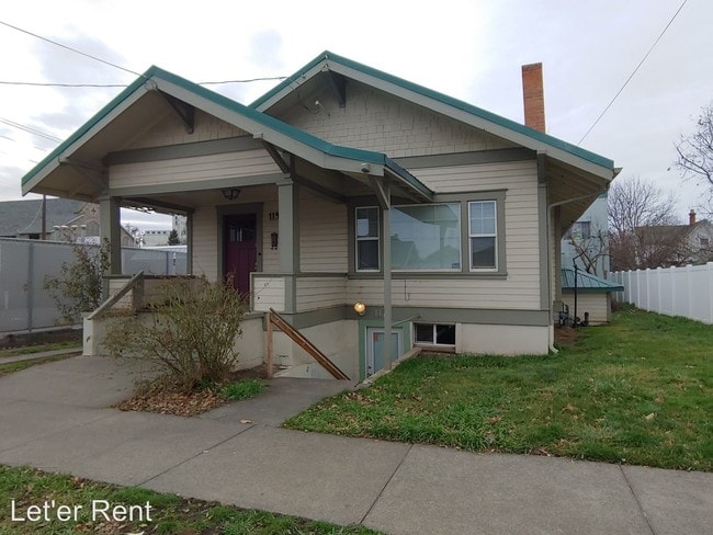 Building Photo - 119 SE 9th Dr