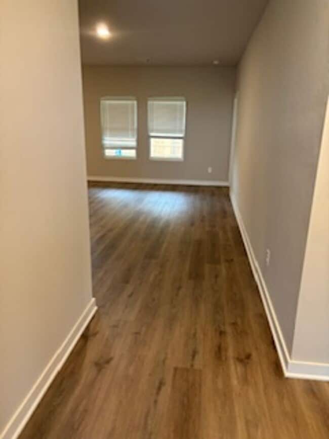 Building Photo - NEW NEW NEW!