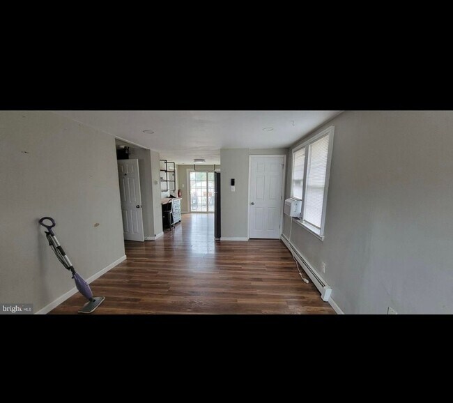 Building Photo - Charming 3 BR House in Pine Hill
