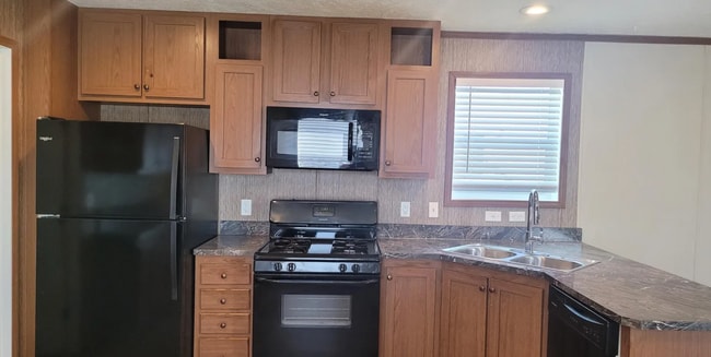 Building Photo - 300 Hunt Club Dr