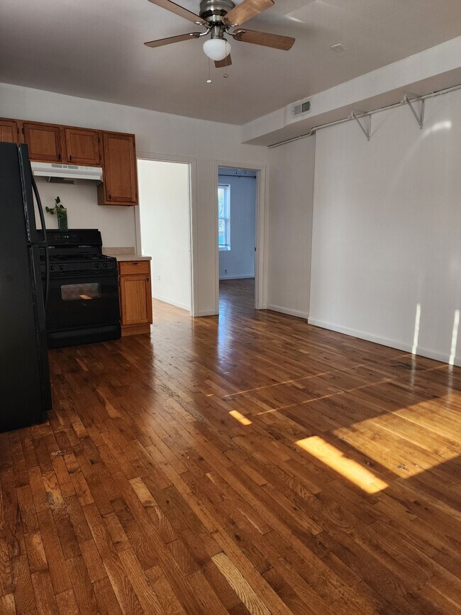 Foto del edificio - 1549 N Maplewood Ave