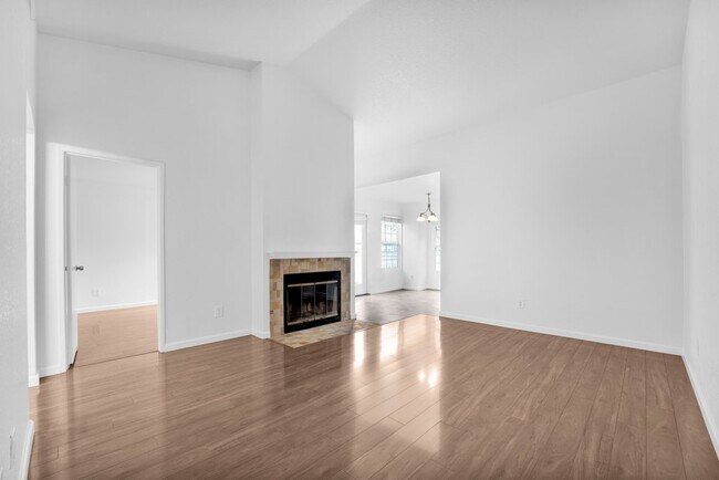Building Photo - 906 Forest Run