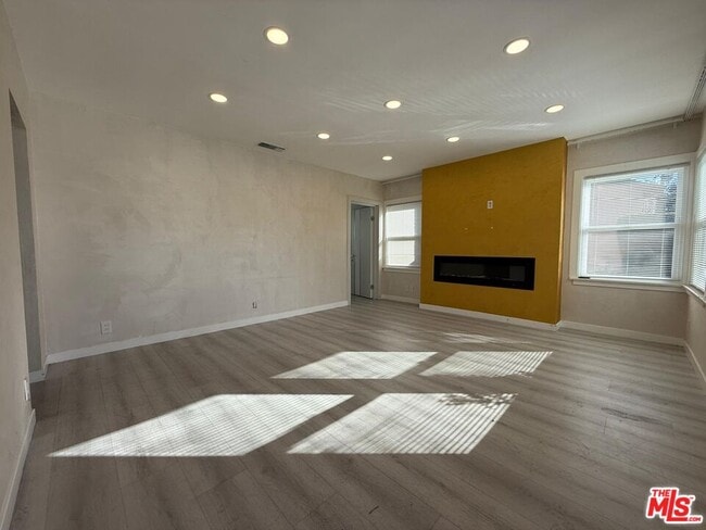 Foto del edificio - 674 Estelle Ave