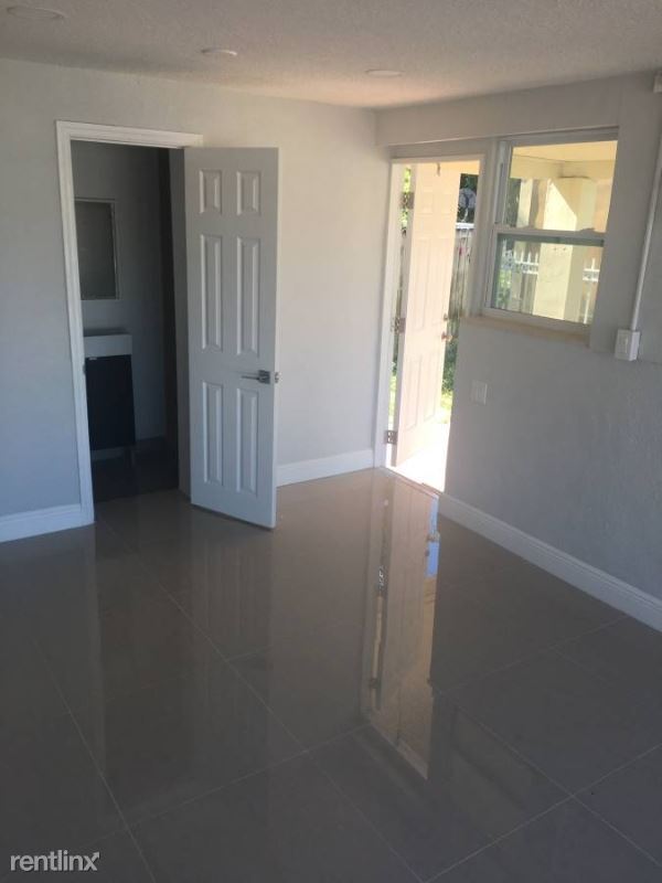 Foto del edificio - 1 br, 11 bath Townhome - 1510 NW 130th St