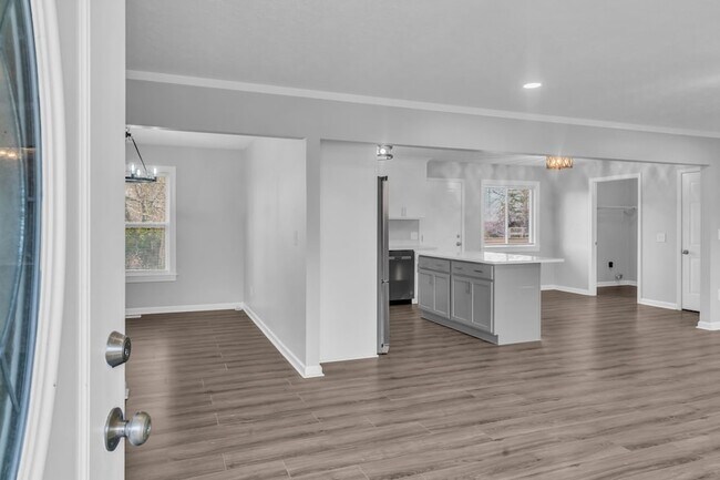 Building Photo - 337 Hickory Dr