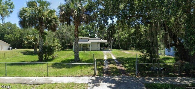 Building Photo - HUGE fenced yard with updated 2 bedroom Home  CALL Sheila to see 407-687-7900